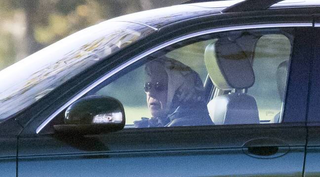 Regina Elisabeta a II-a a fost fotografiată conducând un autoturism pe domeniul Castelului Windsor