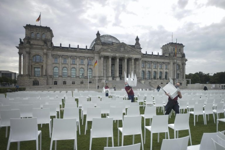 13.000 de scaune în faţa clădirii Reichstagului din Berlin pentru migranţii din Insula Lesbos
