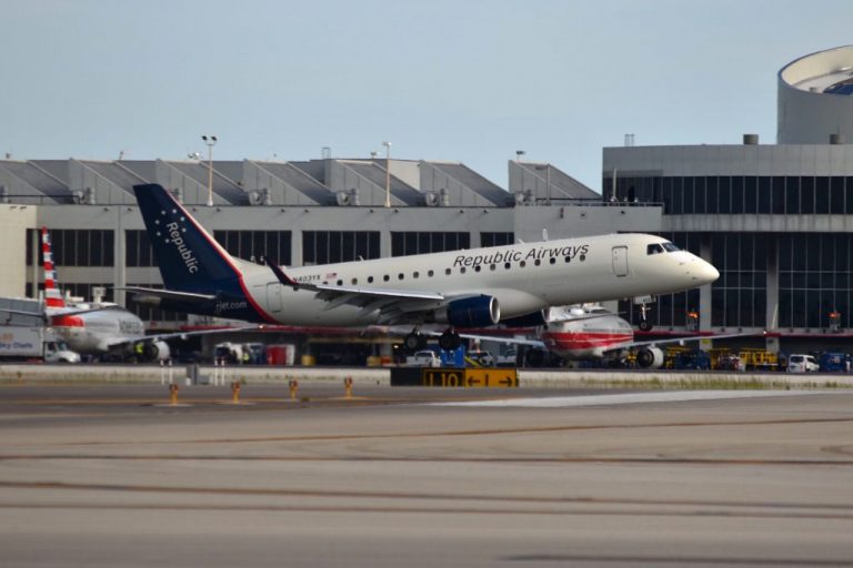 Pasager reţinut şi avion evacuat de urgenţă după aterizarea pe aeroportul La Guardia din New York