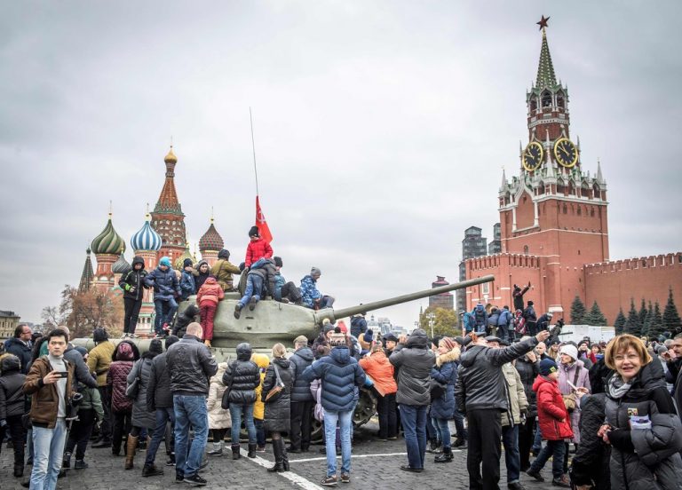 Aproximativ 2.000 de persoane au comemorat la Moscova Revoluţia bolşevică