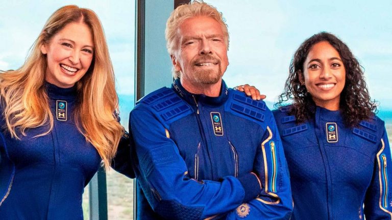 Antreprenorul britanic Richard Branson va efectua duminică primul său zbor în spaţiu