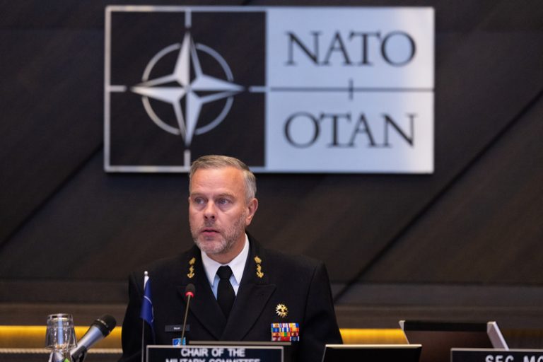 Șeful militar al NATO susține că Ucraina ar trebui să primească acordul să tragă cu armele occidentale spre teritoriul rusesc fără restricții