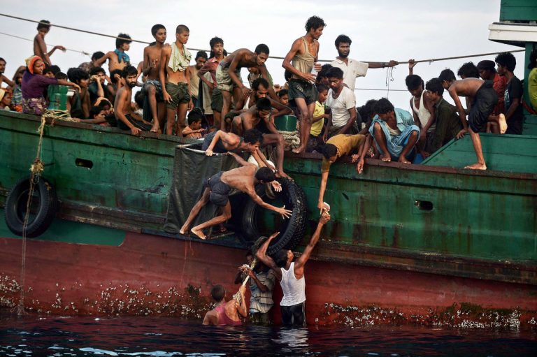 Cel puţin 60 de morţi, după naufragiul unei ambarcaţiuni plină cu refugiaţi rohingya