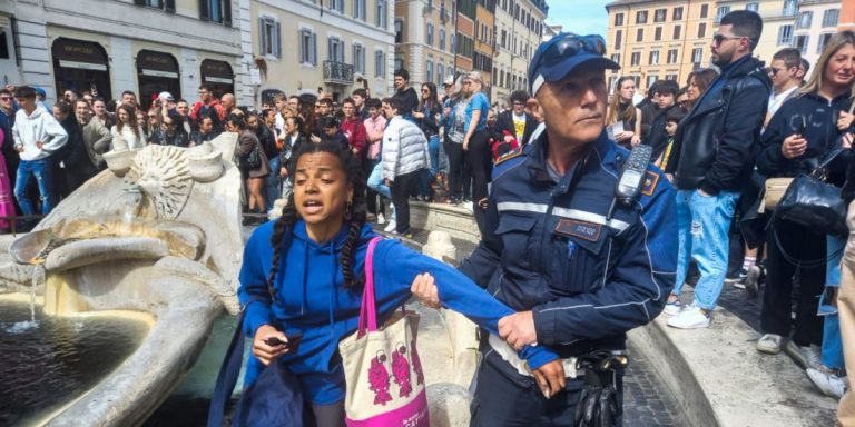 Activişti de mediu au înnegrit apa unei fântâni din Piazza di Spagna din Roma