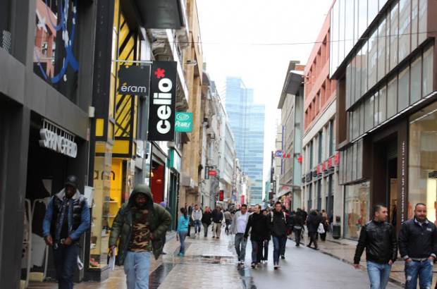 Principala zonă comercială pietonală din Bruxelles, Rue Neuve, va avea două benzi de circulaţie