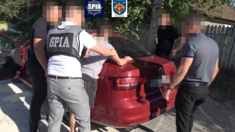 VIDEO Un polițist ar fi cerut mită 300 de euro, reținut în flagrant
