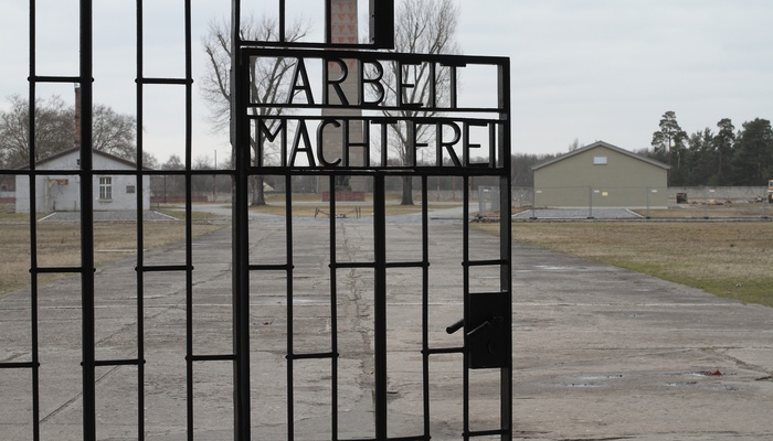 Opere de artă create de supravieţuitori ai Holocaustului, expuse în fostul lagăr nazist Sachsenhausen