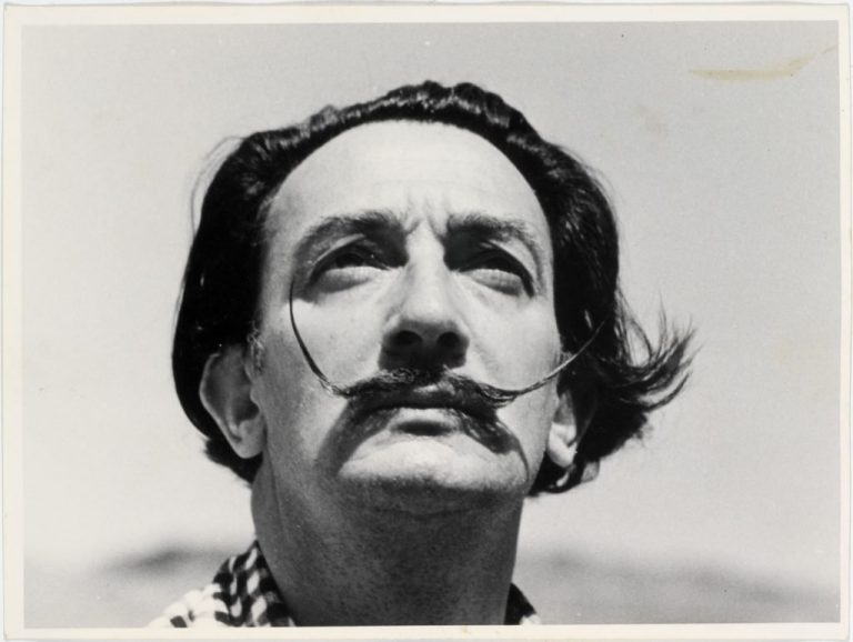 Rămăşitele pământeşti ale pictorului Salvador Dali, exhumate pentru un test ADN privind un test de paternitate, au revenit la Teatrul-Muzeu Dali din Figueres