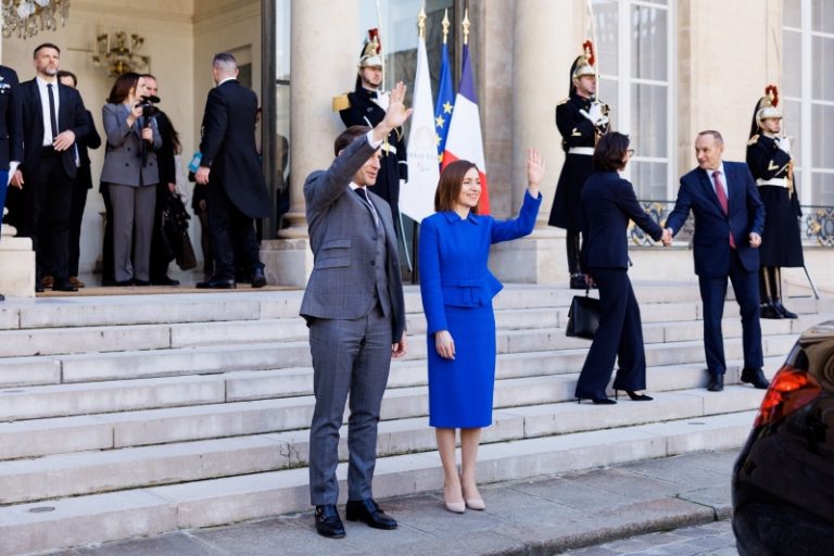 Maia Sandu i-a conferit Președintelui Macron „Ordinul Republicii”