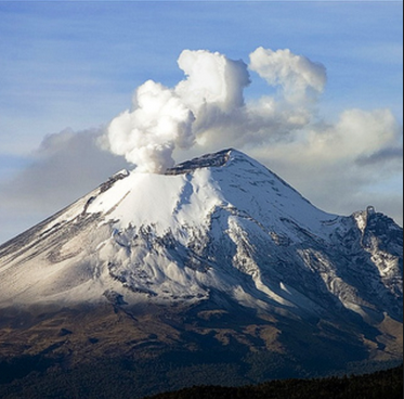 Vântul puternic a transportat cenuşa expulzată de vulcanul Sangay la o distanţă de 300 de kilometri