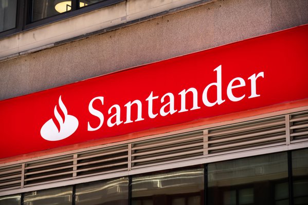 Moş Crăciun fără voie, filiala britanică a băncii Santander a distribuit din greşeală 130 de milioane de lire