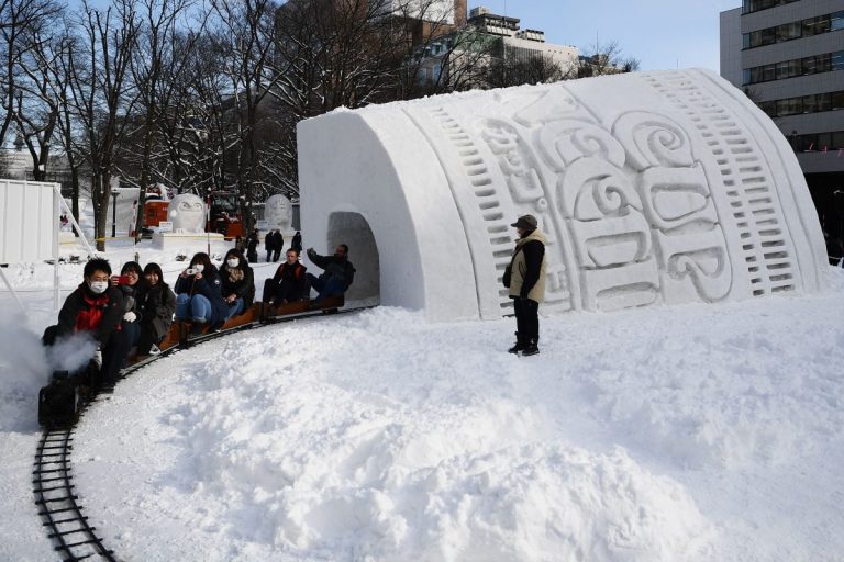 Festivalul zăpezii din oraşul japonez Sapporo revine cu sculpturi uriaşe în gheaţă şi zăpadă