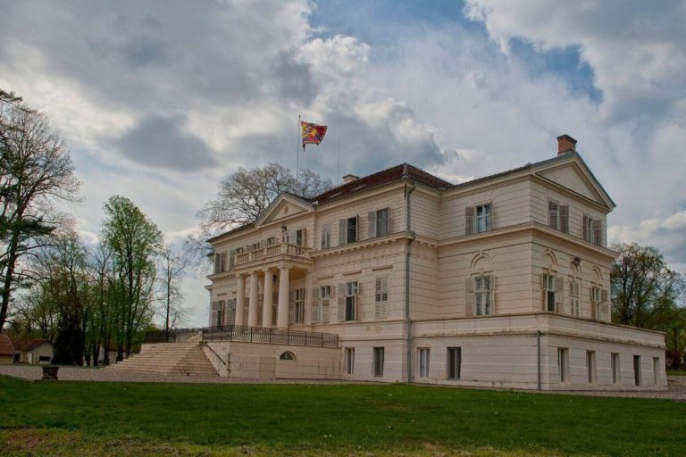 Când își deschide porțile singura reședință privată din România a Familiei Regale, Domeniul Regal Săvârșin