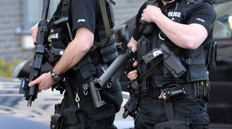 Pericol CHIMIC în UK. Doi poliţişti au fost internaţi şi o stradă întreagă EVACUATĂ