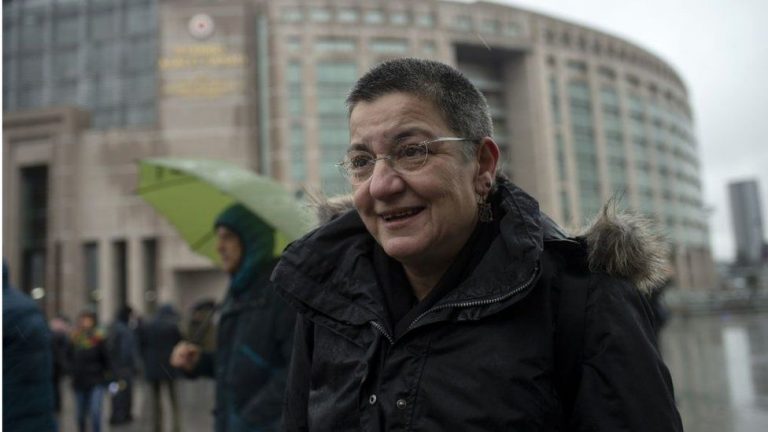 Preşedinta Uniunii Medicilor din Turcia, condamnată la închisoare pentru ‘propagandă teroristă’, însă pusă în libertate