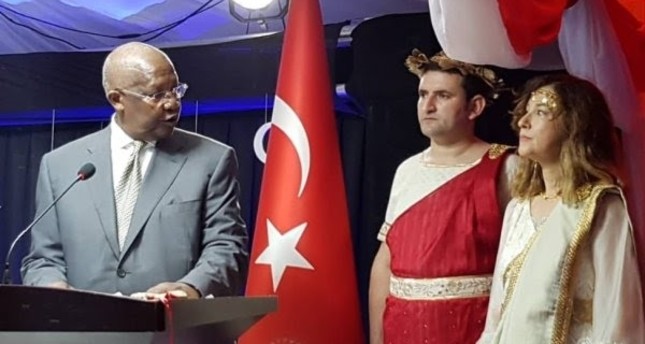 Turcia şi-a rechemat ambsadoarea în Uganda, care s-a costumat într-un costum inspirat din mitologia greacă la o recepţie
