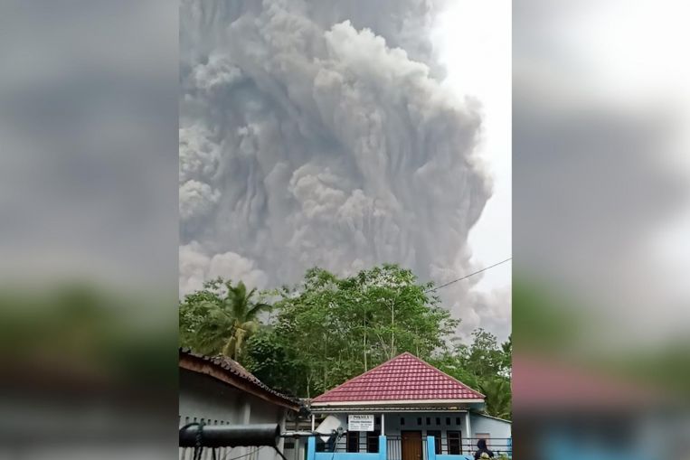 Vulcanul indonezian Semeru a erupt; populația este avertizată să stea departe