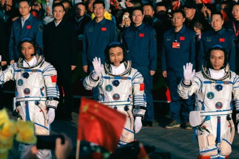 Cei trei astronauţi ai misiunii chineze Shenzhou-17 au revenit pe Pământ