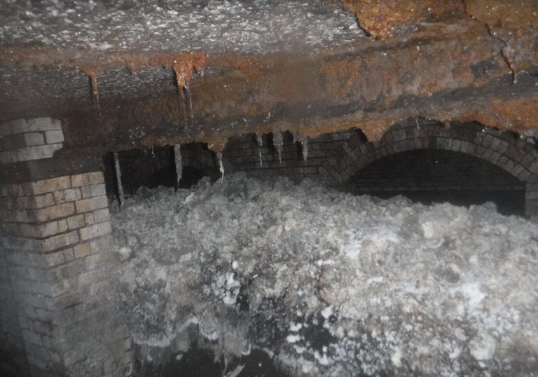 O acumulare monstruoasă de reziduuri descoperită în canalizarea unui oraş din Marea Britanie, supusă unei ‘autopsii’