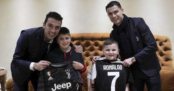 Ronaldo şi Buffon s-au întâlnit cu doi copii supravieţuitori ai cutremurului din Albania