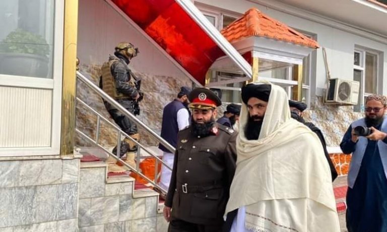 Ministrul interimar de interne în guvernul islamist de la Kabul îşi arată pentru prima dată faţa în public