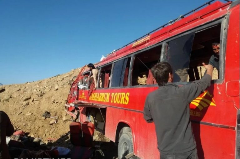 Cel puţin 26 de morți, inclusiv copii, într-un accident de autobuz în nordul Pakistanului