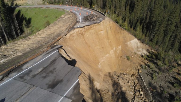 O bucată de șosea montană din SUA s-a surpat în urma unei alunecări de teren „catastrofale”
