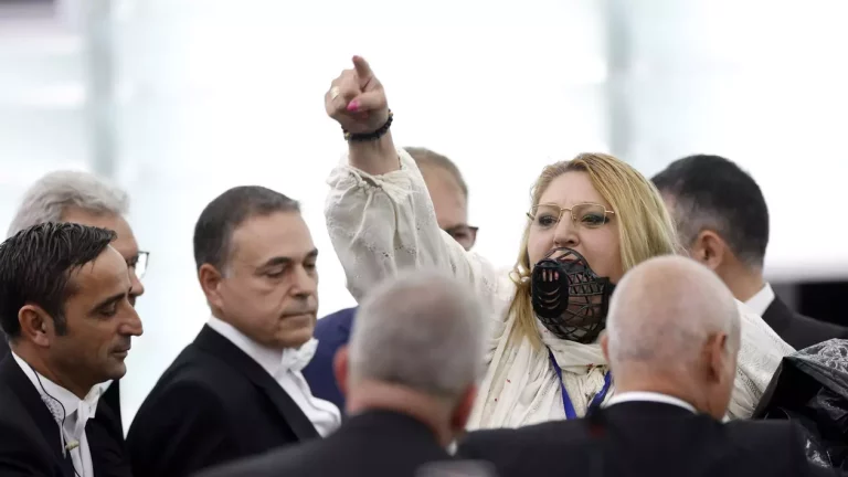 FOTO Jurnaliștii europeni, șocați de gesturile eurodeputatei Șoșoacă: ‘Vrea să exorcizeze PE’