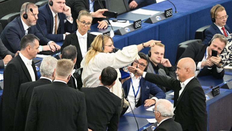 Ce sancțiuni riscă Diana Șoșoacă după scandalul din Parlamentul European