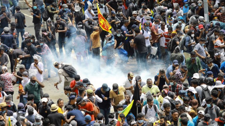 Mai mulţi miniştri ai guvernului din Sri Lanka au demisionat, în timp ce criza politică se intensifică