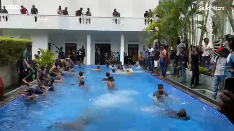 Zeci de protestatari din Sri Lanka au făcut baie în piscina palatului prezidențial