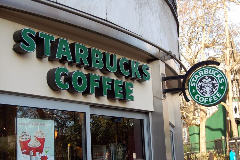 Starbucks își va suspenda toate activitățile comerciale din Rusia