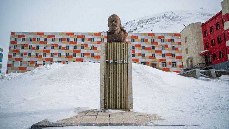 Defilare rusă impunătoare în arhipelagul norvegian Svalbard de Ziua Victoriei