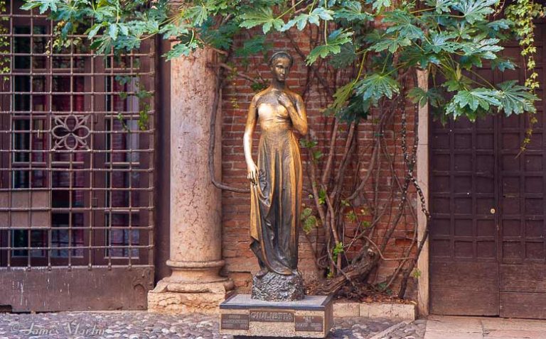 Ghinionistă, din prea multă dragoste: Statuia Julietei lui Shakespeare din Verona a fost deteriorată de ‘mângâierile’ turiştilor
