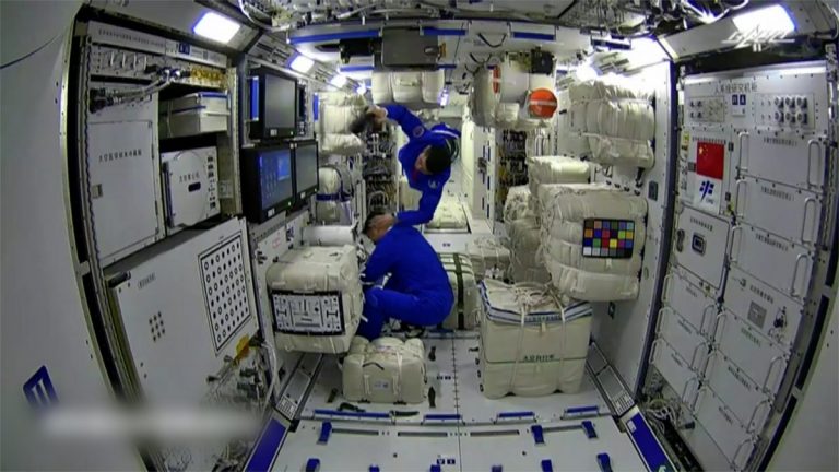 Cei trei astronauţi au revenit pe Pământ după şase luni petrecute pe Staţia Spaţială Chineză