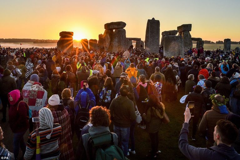 Mii de oameni au celebrat răsăritul soarelui la Stonehenge, ansamblu megalitic inclus în patrimoniul mondial UNESCO