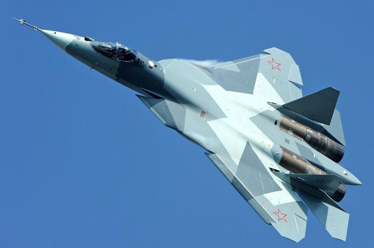 Ucraina spune că forţele sale au lovit în premieră un avion de luptă rus de ultimă generaţie Su-57