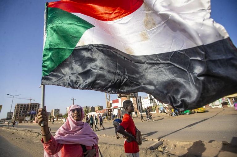 După SUA, și Franţa şi-a evacuat ambasada de la Khartoum;  pană de internet ‘aproape totală’ în Sudan