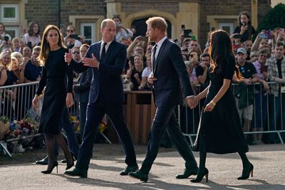 ‘Împreună la durere’: armistiţiul dintre prinţii William şi Harry şi soţiile lor, pe prima pagină a ziarelor britanice