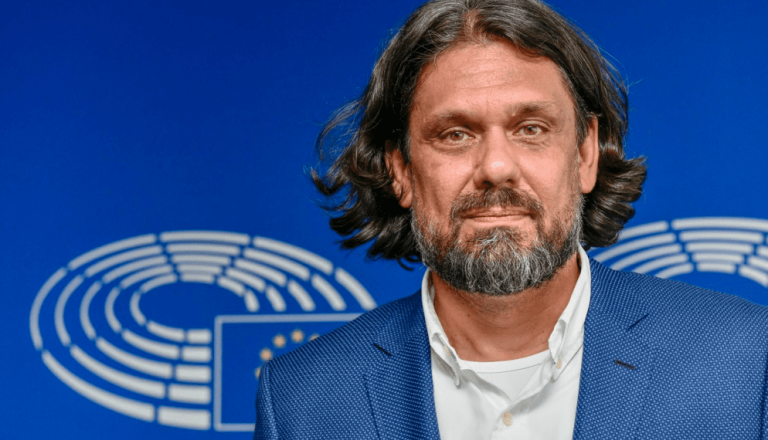 Un eurodeputat ungar, sancţionat de grupul partidului Popular European