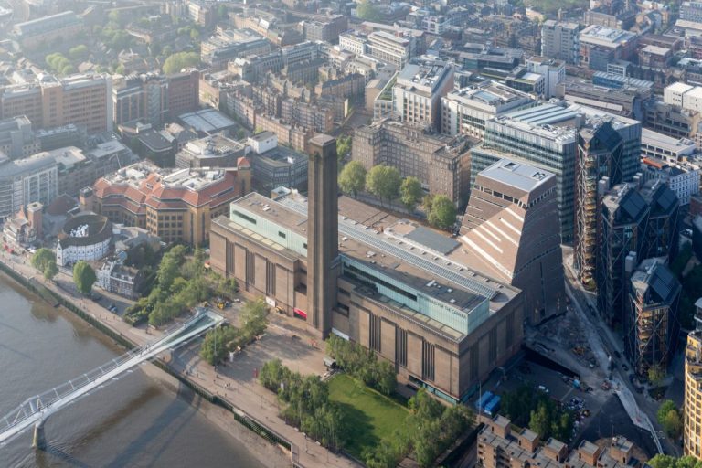 Un bărbat a murit după ce a căzut de pe platforma de observare a muzeului Tate Modern din Londra