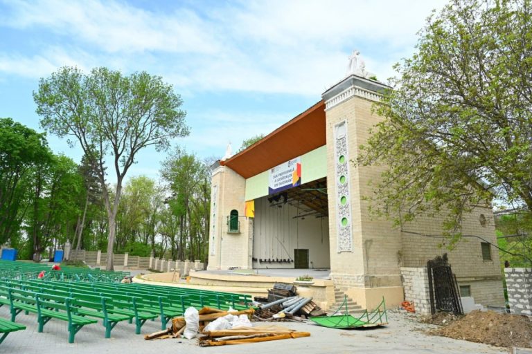 Lucrări de reparație la Teatrul Verde din Parcul „Valea Morilor”
