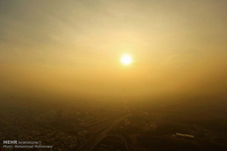 Teheranul sufocat de poluarea provenită de la automobile