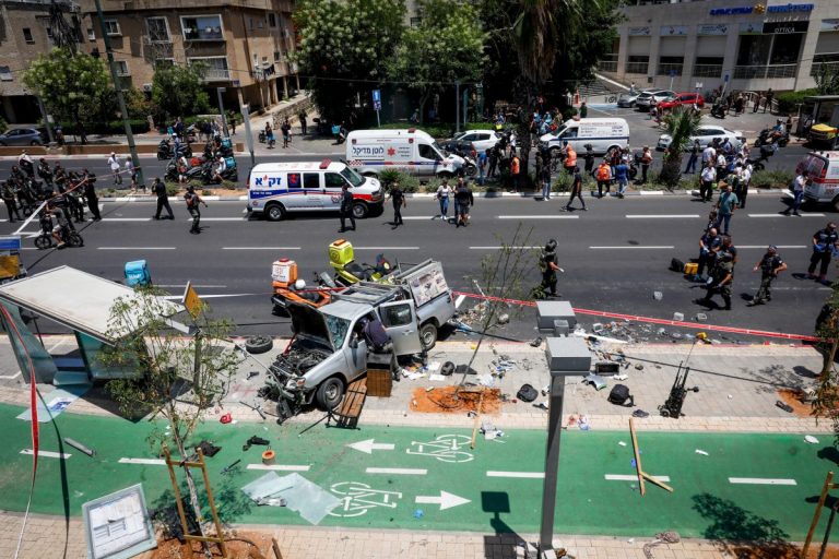 Atac terorist produs în oraşul israelian Tel Aviv; cel puțin nouă răniți