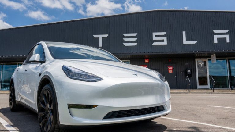 Tesla amână lansarea robotaxiului său cu aproximativ două luni