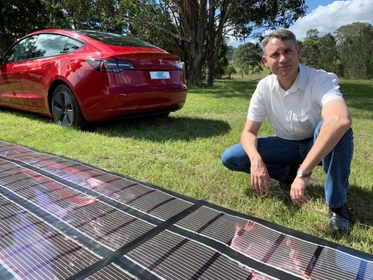 Cercetători australieni testează alimentarea cu panouri solare printate a unei Tesla într-o călătorie de 15.000 de kilometri