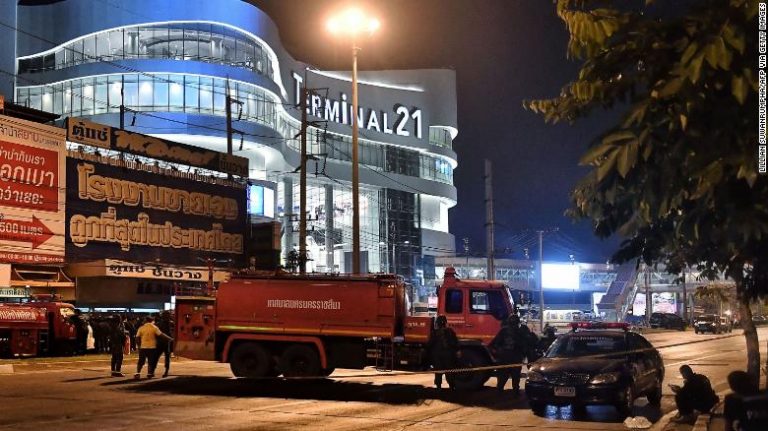 Zeci de persoane evacuate în urma unui atac într-un centru commercial din Thailanda; Cel puţin 20 de morţi