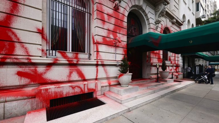 Faţada consulatului Rusiei la New York a fost vandalizată cu vopsea roşie