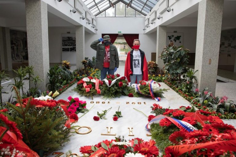 Fidelii sfidează coronavirusul pentru a-l comemora pe Tito la mausoleul din Belgrad