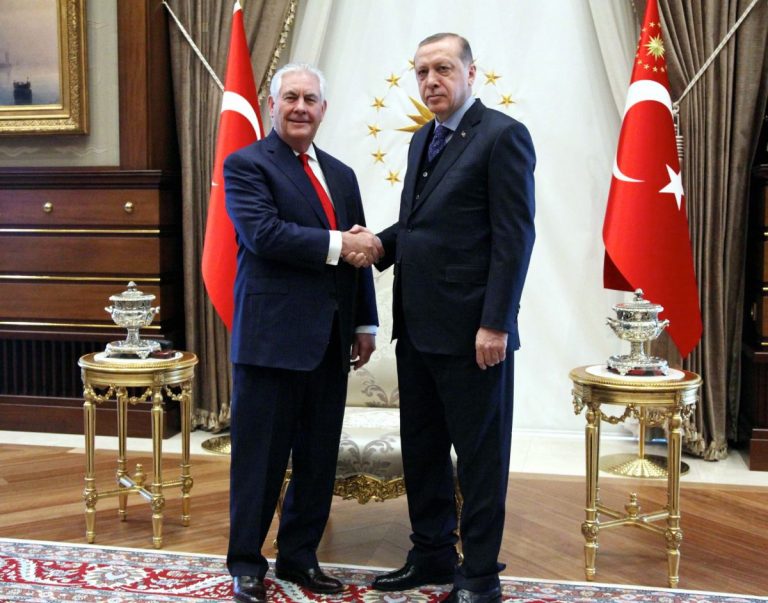 Rex Tillerson s-a întâlnit cu preşedintele turc Erdogan într-o încercare de detensionare a relaţiilor
